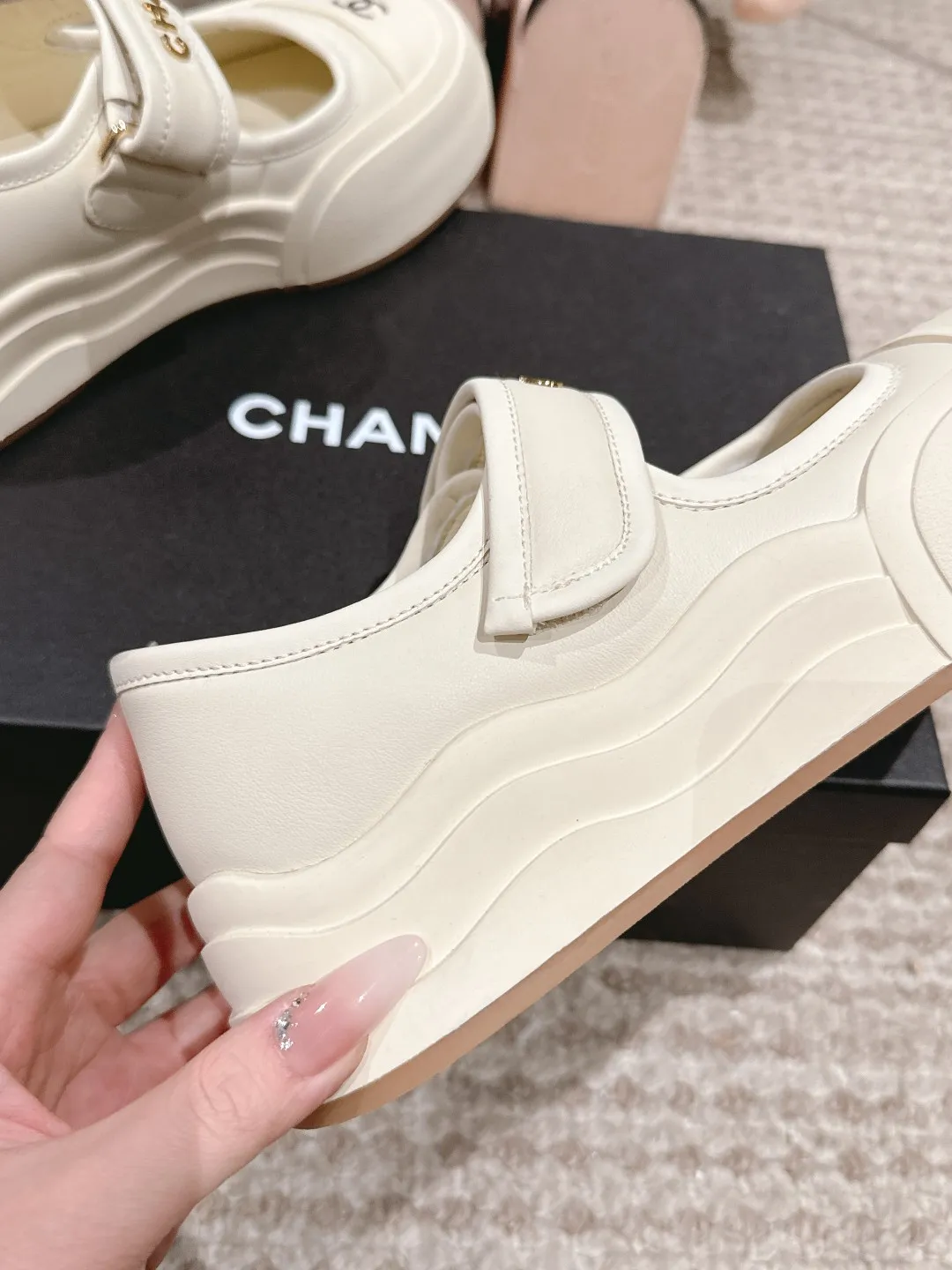 👟👟Ex-factory price 600👟👟 Chanel 25k new counter shoes, ceiling top quality [proud] This shoe is really a lucky star for small people, thick sole 5cm, more refined, rhombus, slim legs, the key is very comfortable upper foot: imported cowhide, lining: leather lining, outsole: genuine molded TPU outsole ~ 5cm heel height Size: 35-40 (41 made to order, non-refundable)